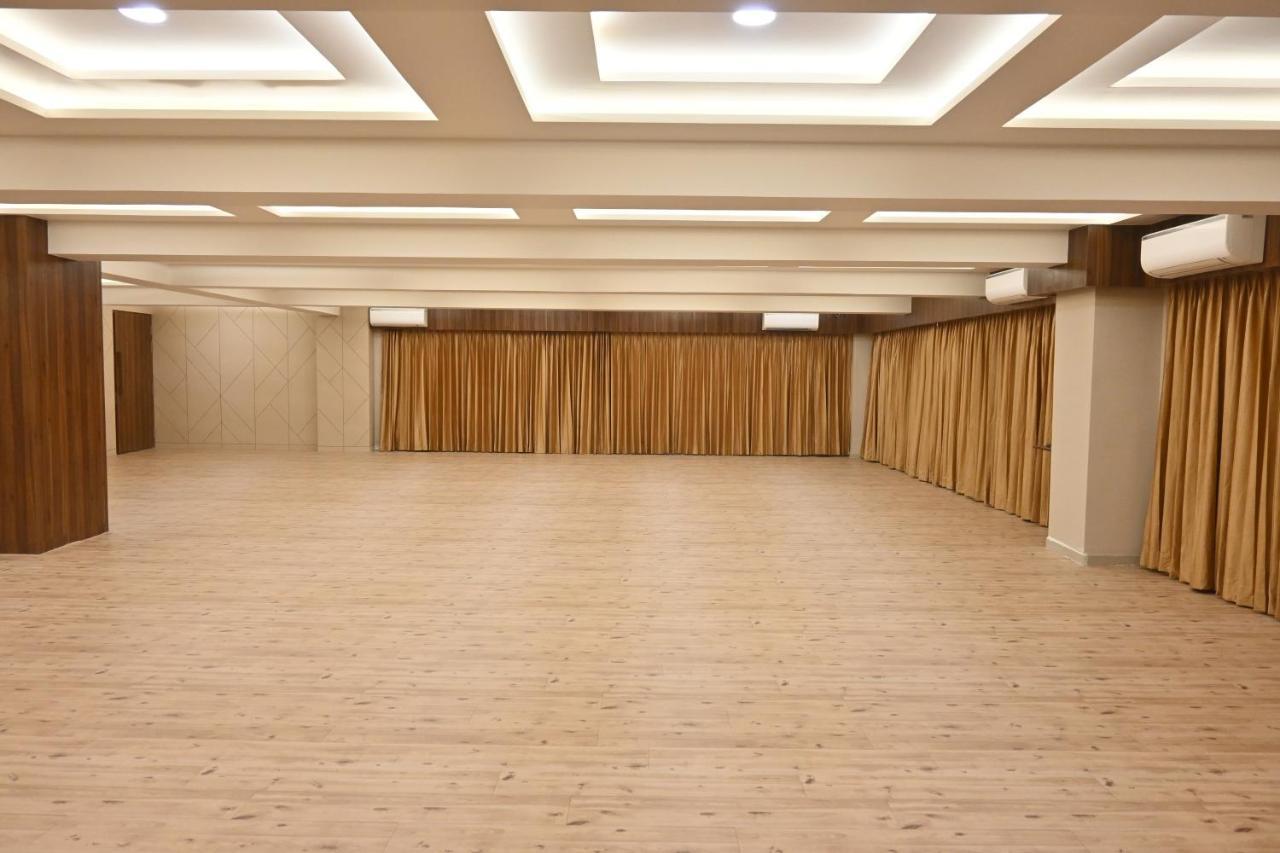 Hotel Privya Rooms And Banquet Surat Exterior foto