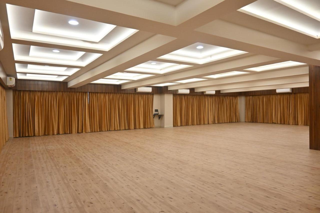 Hotel Privya Rooms And Banquet Surat Exterior foto