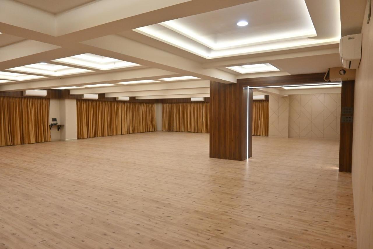 Hotel Privya Rooms And Banquet Surat Exterior foto