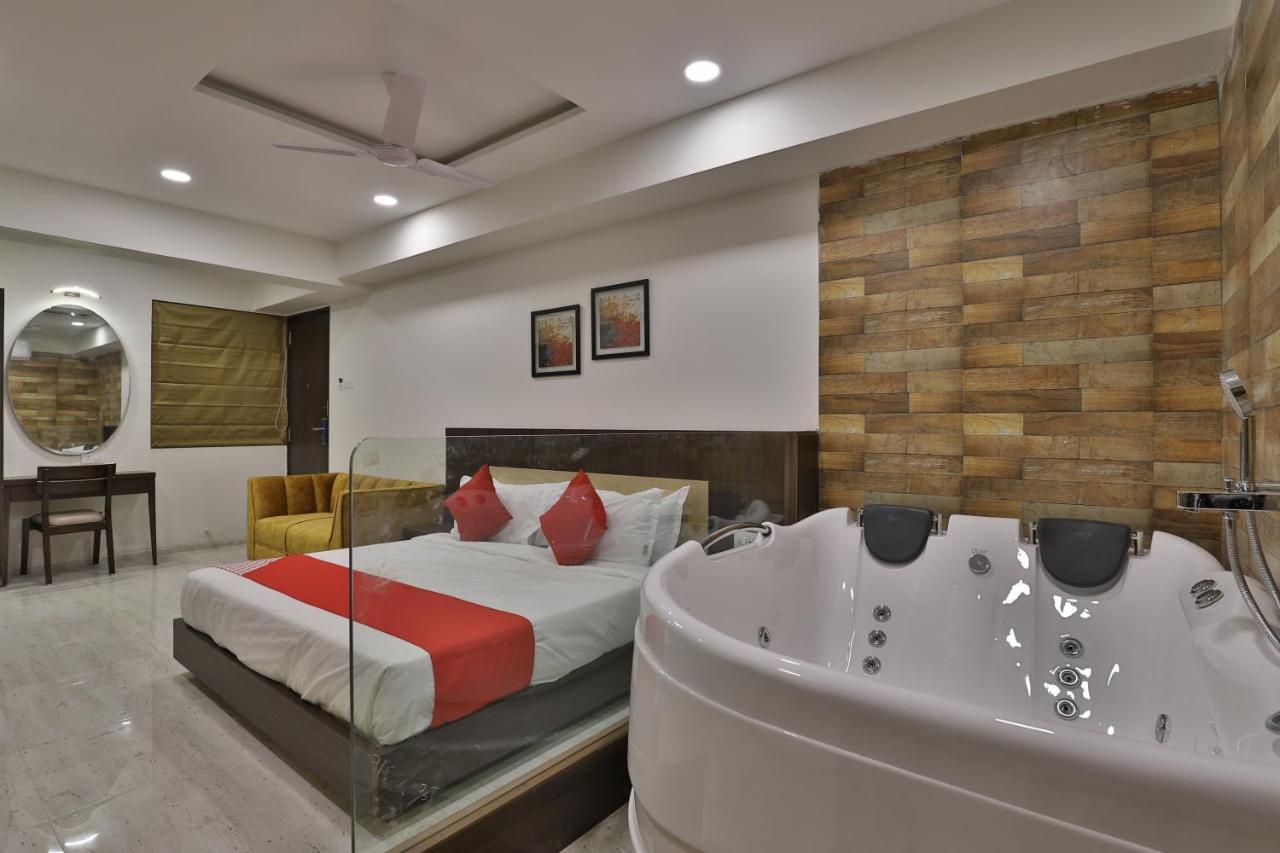 Hotel Privya Rooms And Banquet Surat Exterior foto