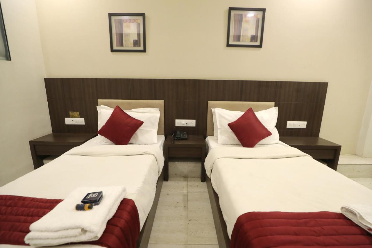 Hotel Privya Rooms And Banquet Surat Exterior foto