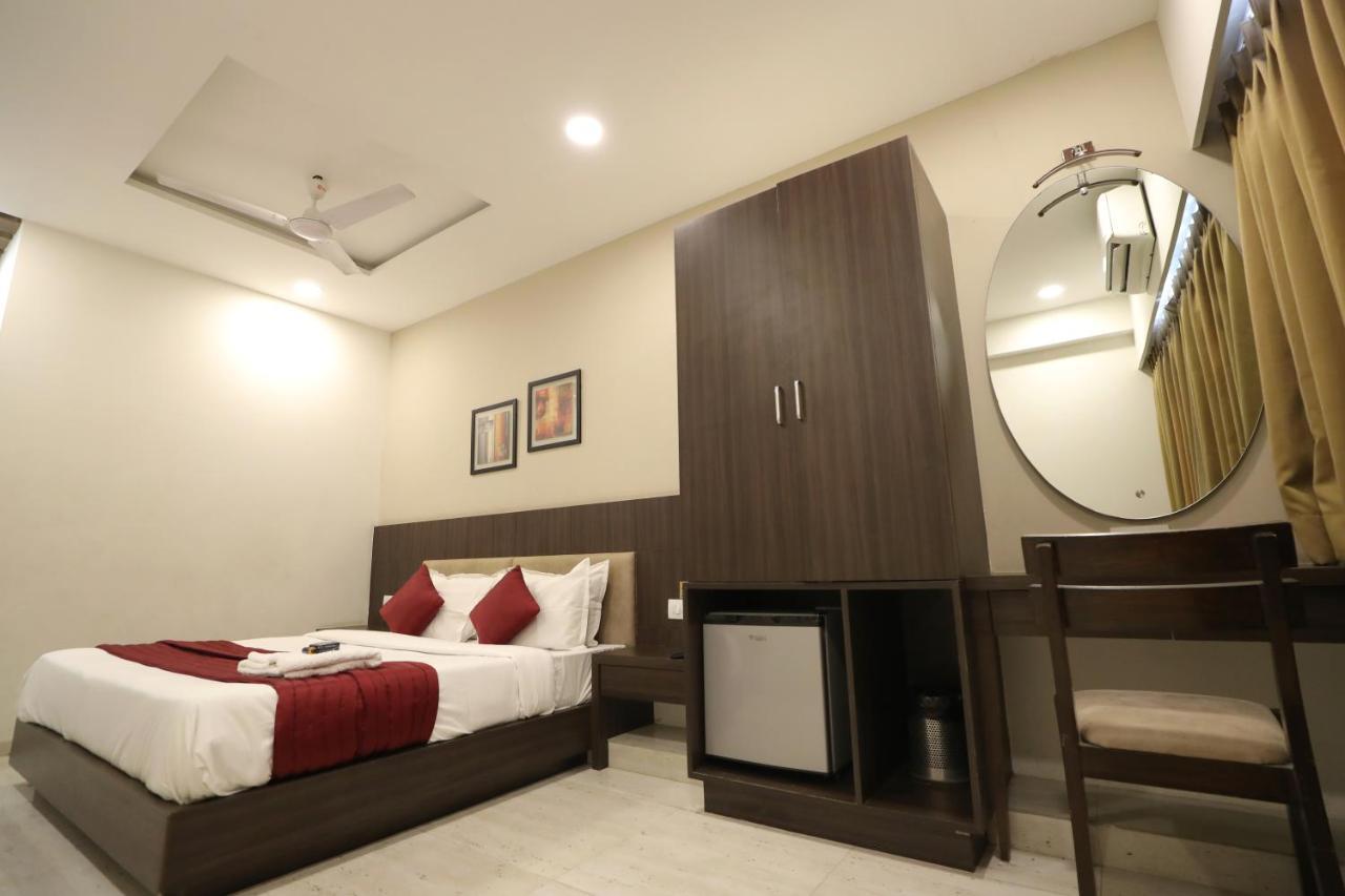 Hotel Privya Rooms And Banquet Surat Exterior foto