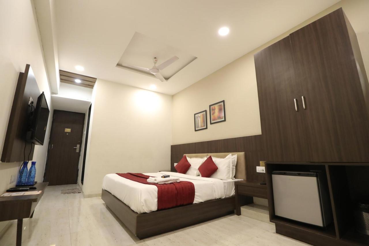 Hotel Privya Rooms And Banquet Surat Exterior foto