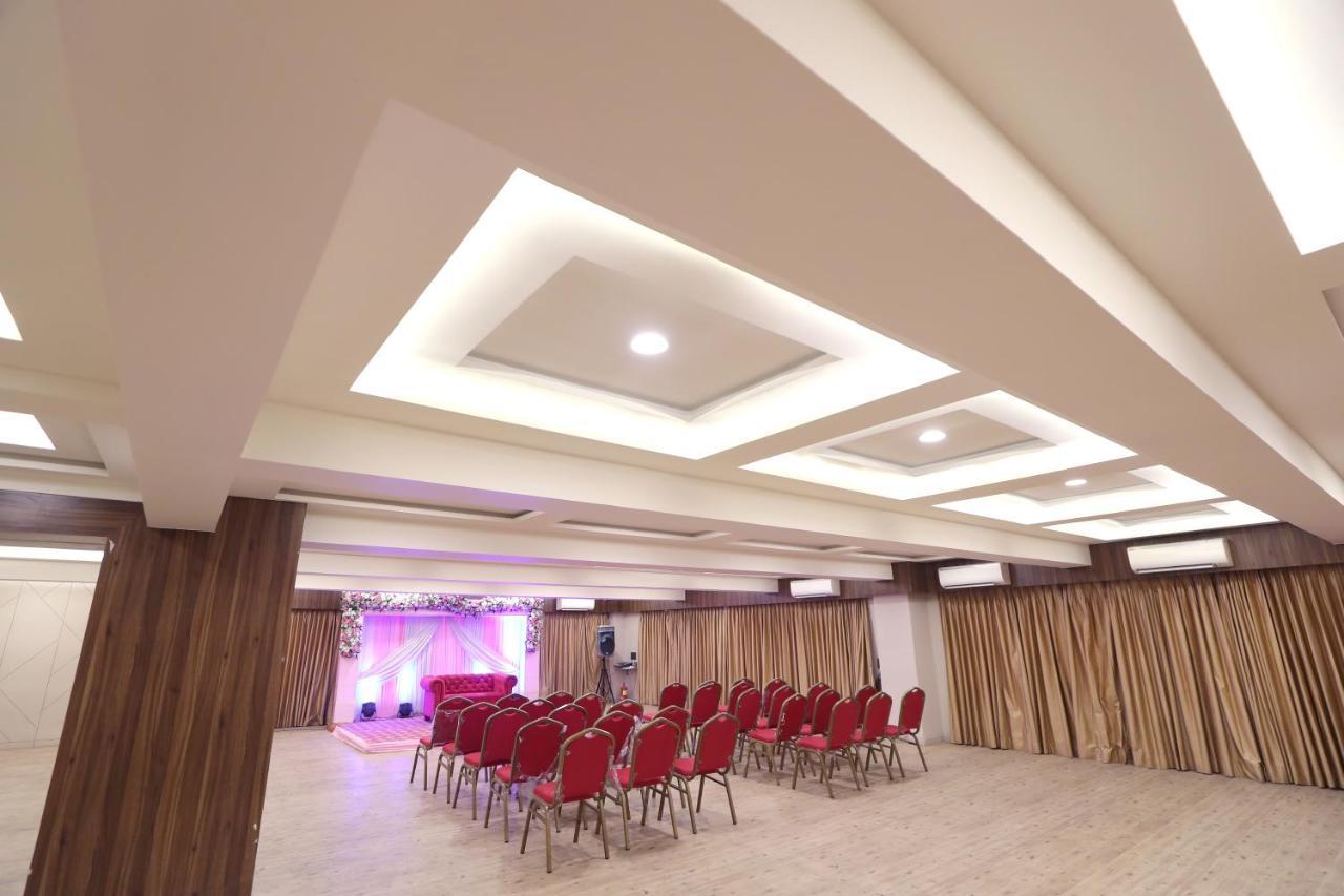 Hotel Privya Rooms And Banquet Surat Exterior foto